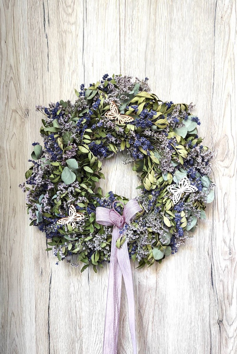 Přírodní věnec s levandulí