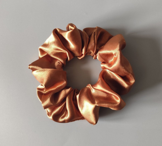 Scrunchie - gumička do vlasů - zlatá tmavá