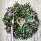 Přírodní věnec do růžovofialkové