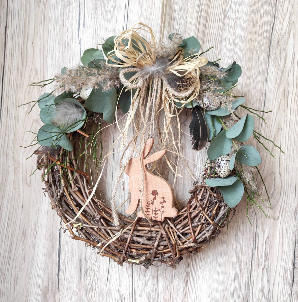 Přírodní jarní věnec se zajíčkem