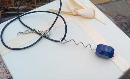 Lapis lazuli na chirurgické oceli v osobitém náhrdelníku