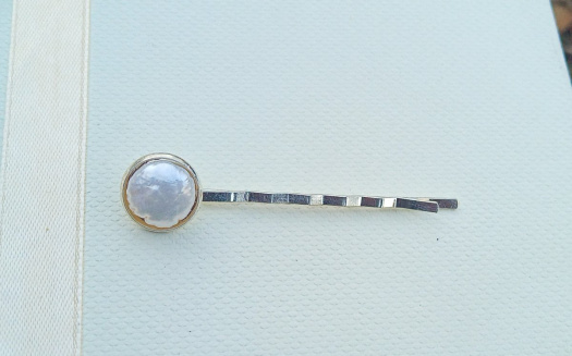 Spona do vlasů s mořskou coin perlou, elegantní vlasový doplněk