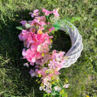 Věnec z proutí s umělými květy