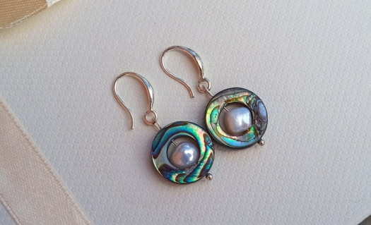 Abalone paua perleť s říčními perlami náušnice na chirurgické oceli