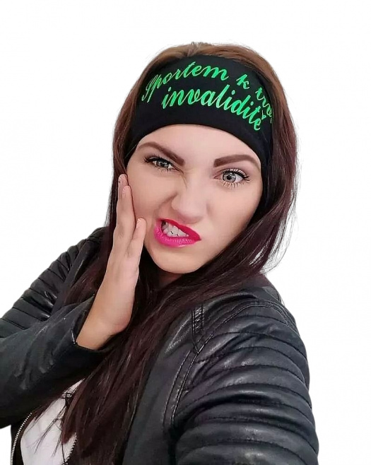 Úpltová čelenka s nápisem