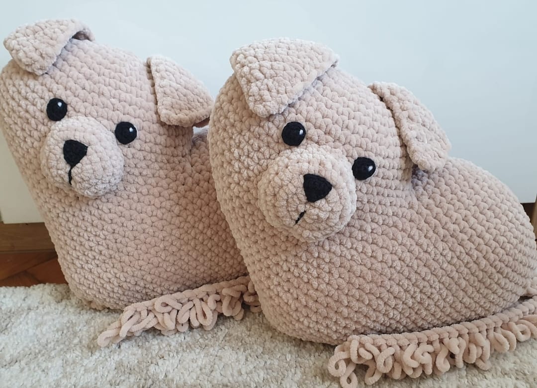 Háčkovaný polštářek pejsek