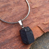 Surový turmalín skoryl na řetízku z chirurgické oceli, náhrdelník