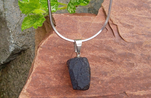 Surový turmalín skoryl na řetízku z chirurgické oceli, náhrdelník