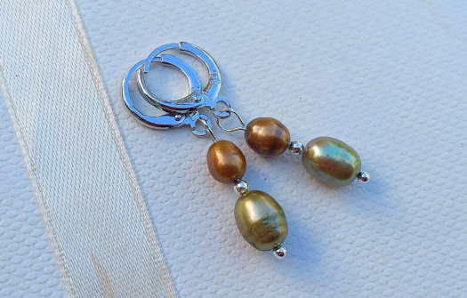 Říční perly elegantní perlové náušnice v barvách podzimu