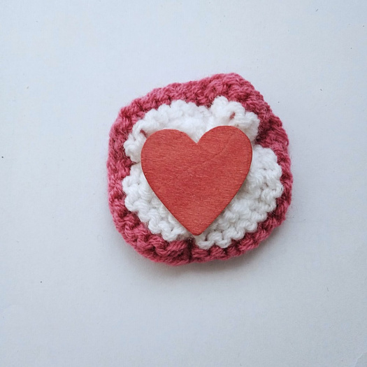 Pletená brož se srdíčkem