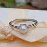 Stříbrný Ag 925/1000 prsten s bílou říční perlou mezi zirkony