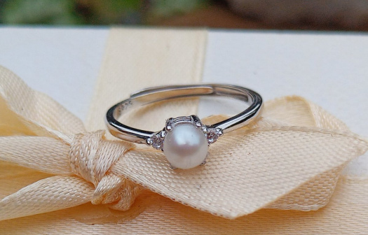 Stříbrný Ag 925/1000 prsten s bílou říční perlou mezi zirkony