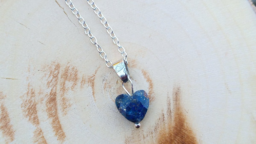 Broušený lapis lazuli srdíčko na řetízku jemný náhrdelník