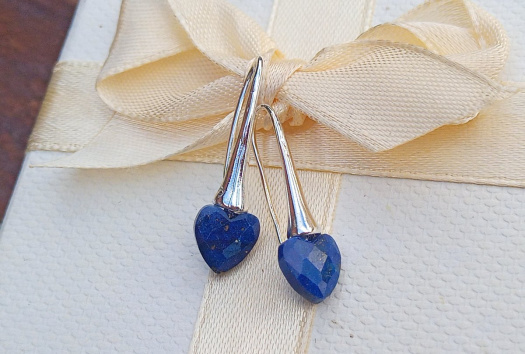 Lapis Lazuli broušená srdíčka postříbřené náušnice