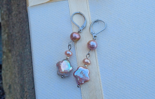 Prvotřídní mořské perly hvězdičky náušnice na chirurgické oceli