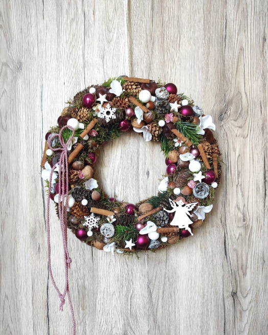 Vánoční věnec do bílorůžové