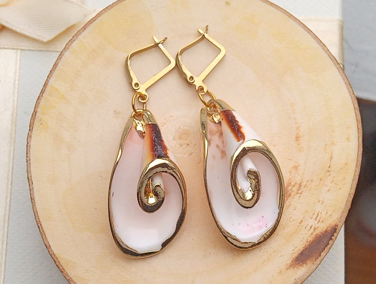 Vzácné mušle z Filipín, náušnice na pozlacené chirurgické oceli