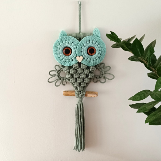 Sovička na větvi divoká máta s měděnýma očima