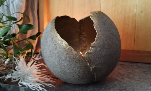 Betonový svícen mušle "Přírodní+zlatá"