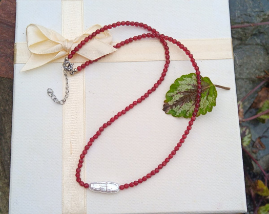 Broušený granát s mořskou keshi perlou jemný náhrdelník