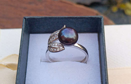 Mořská perla se zirkony osobitý prstýnek