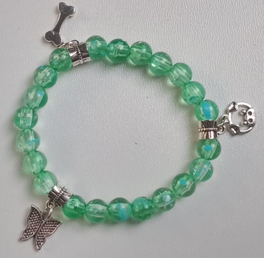 Náramek s přívěsky 