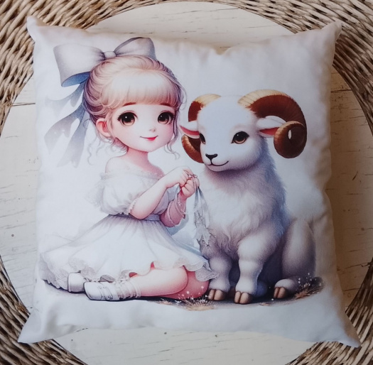 Polštářek děvčátko s beránkem 
