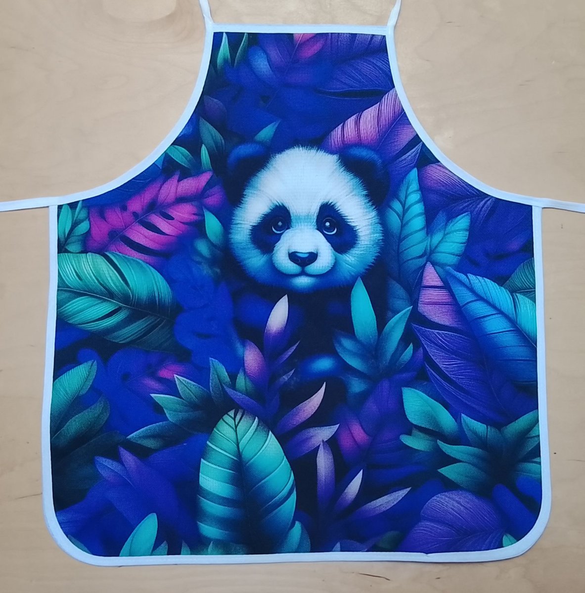 Zástěra malá panda v listí 