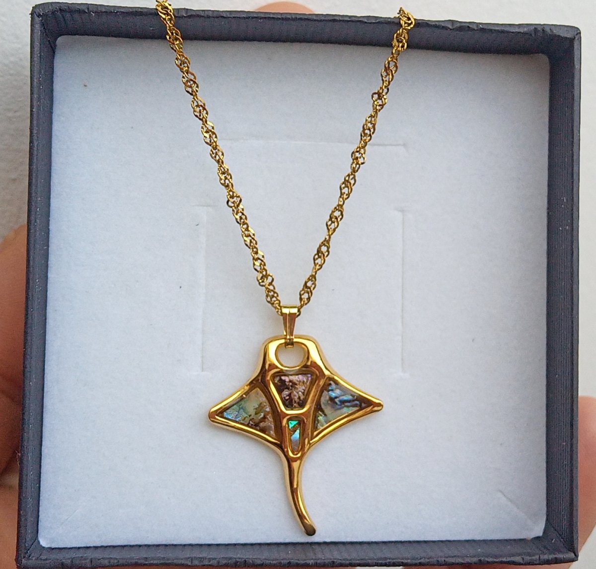 Abalone paua Novozélandská perleť přívěsek na pozlacené chirurgické oceli, náhrdelník