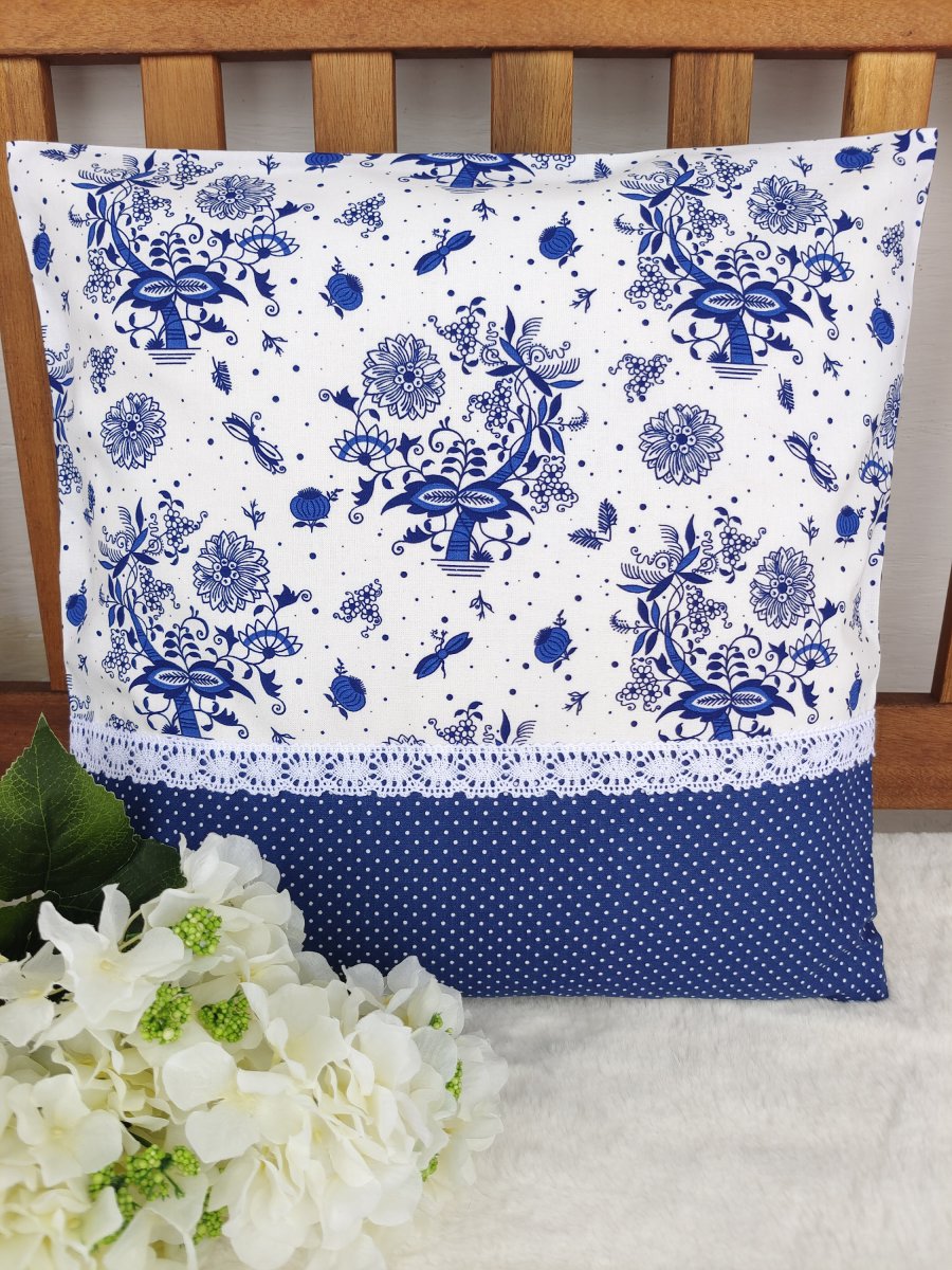 Povlak na polštář 40 x 40 cm – Modrý český cibulák s krajkou | Ruční výroba z bavlny