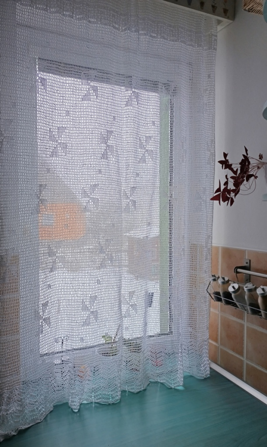 dlouhá záclona s větrníky