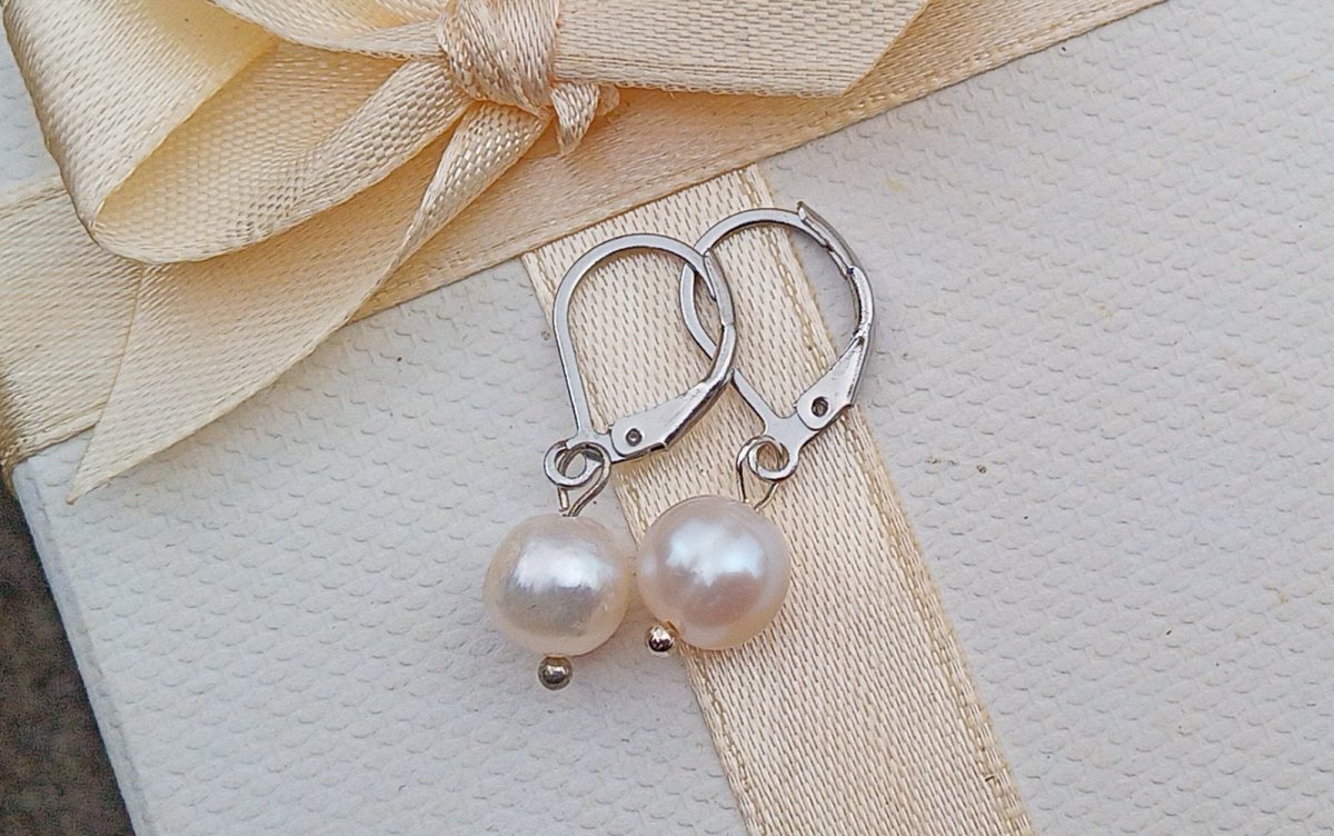 Náušnice z chirurgické oceli s říčními perlami 8 mm, č.125