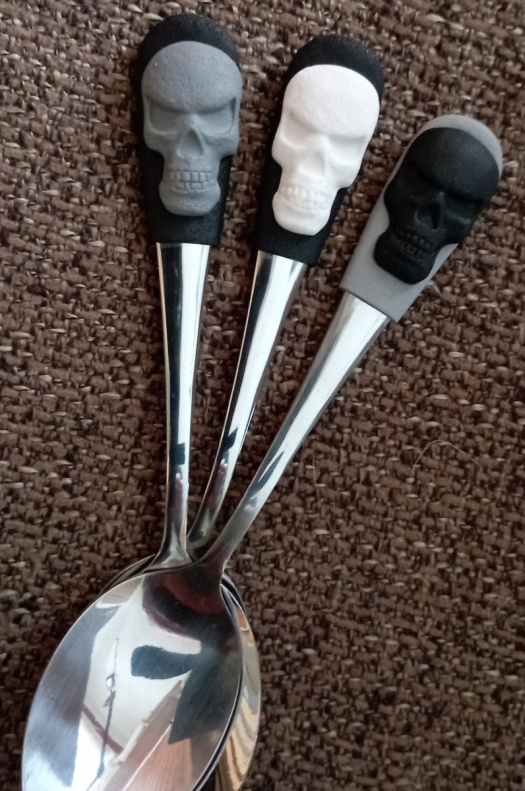 Lžička s lebkou 