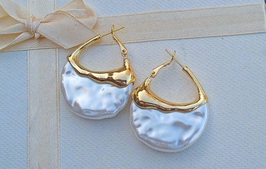 Umělecký skvost: Pozlacené náušnice s barokními perlami