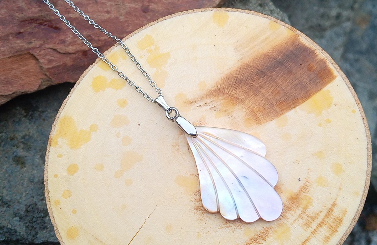 Náhrdelník s přírodní duhovou perletí a chirurgickou ocelí