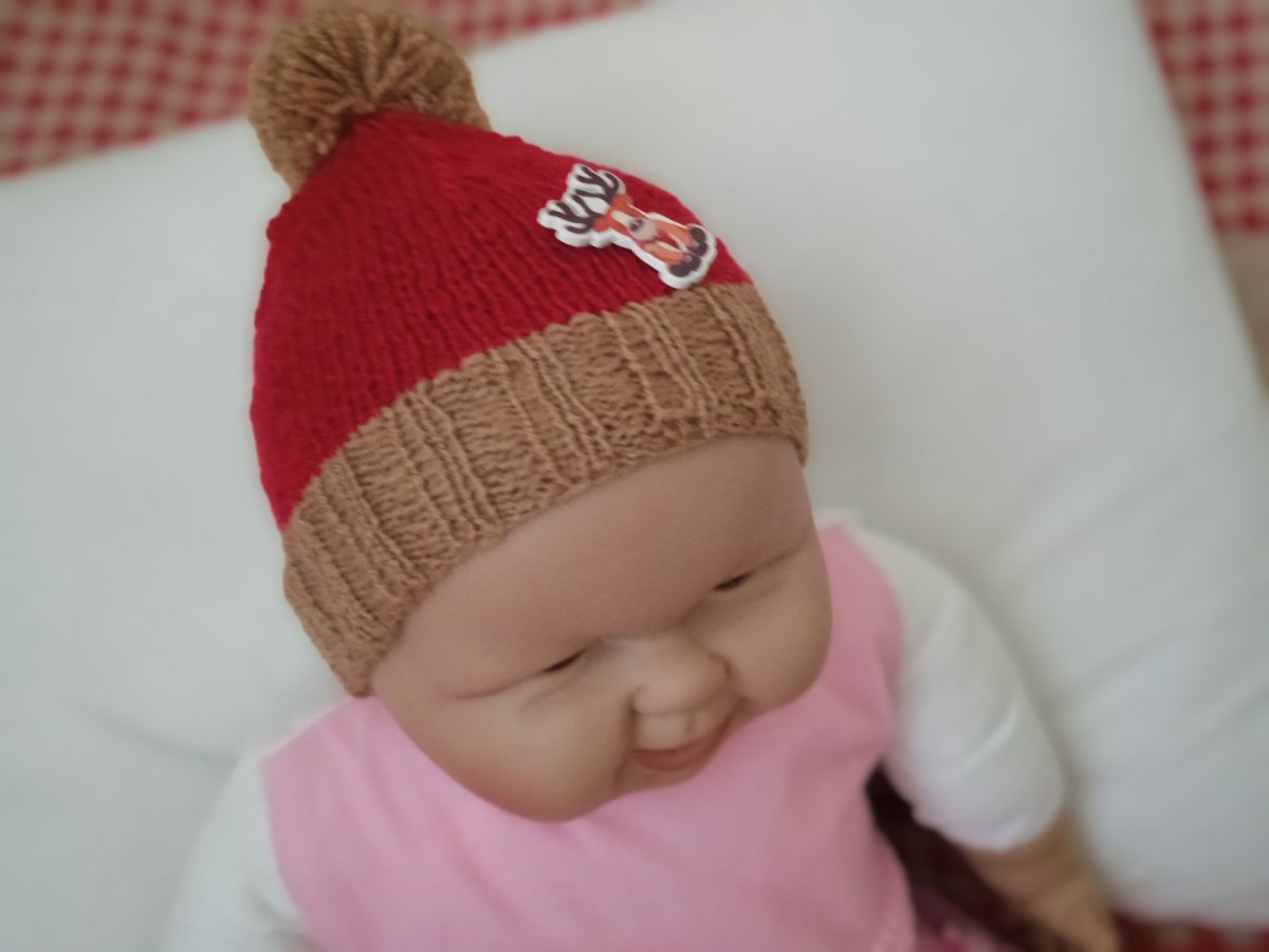 Hnědočervená čepička s vánočním knoflíkem 