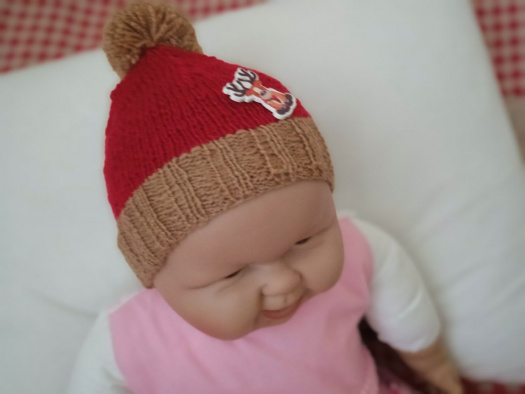 Hnědočervená čepička s vánočním knoflíkem 