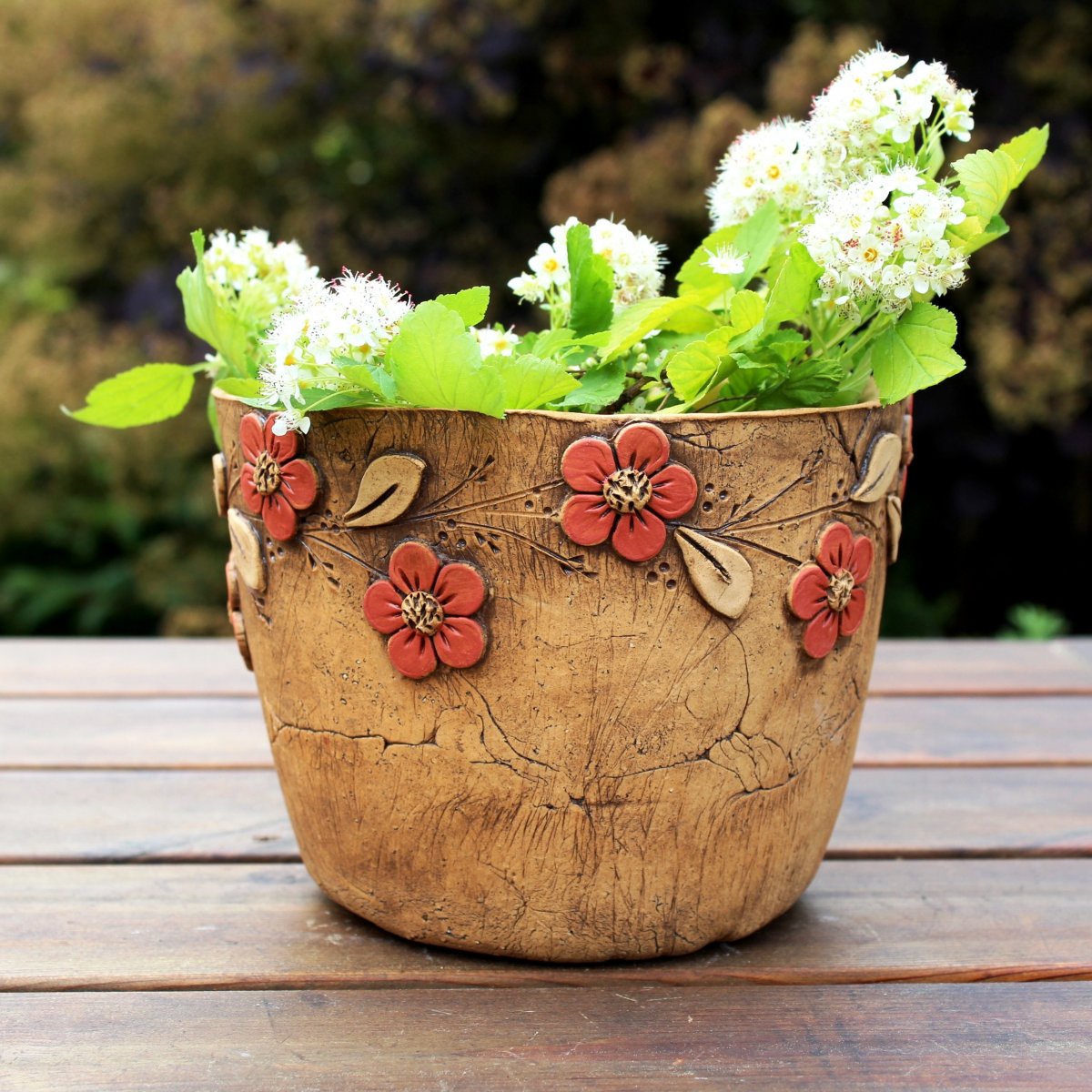 Květník s cihlovými květy