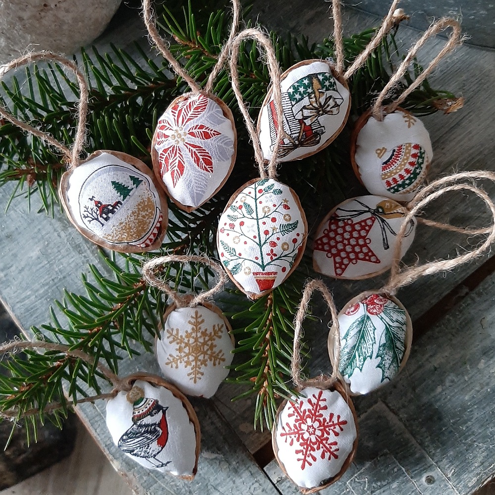 Sada vánočních ozdob ze skořápek vlašských ořechů 