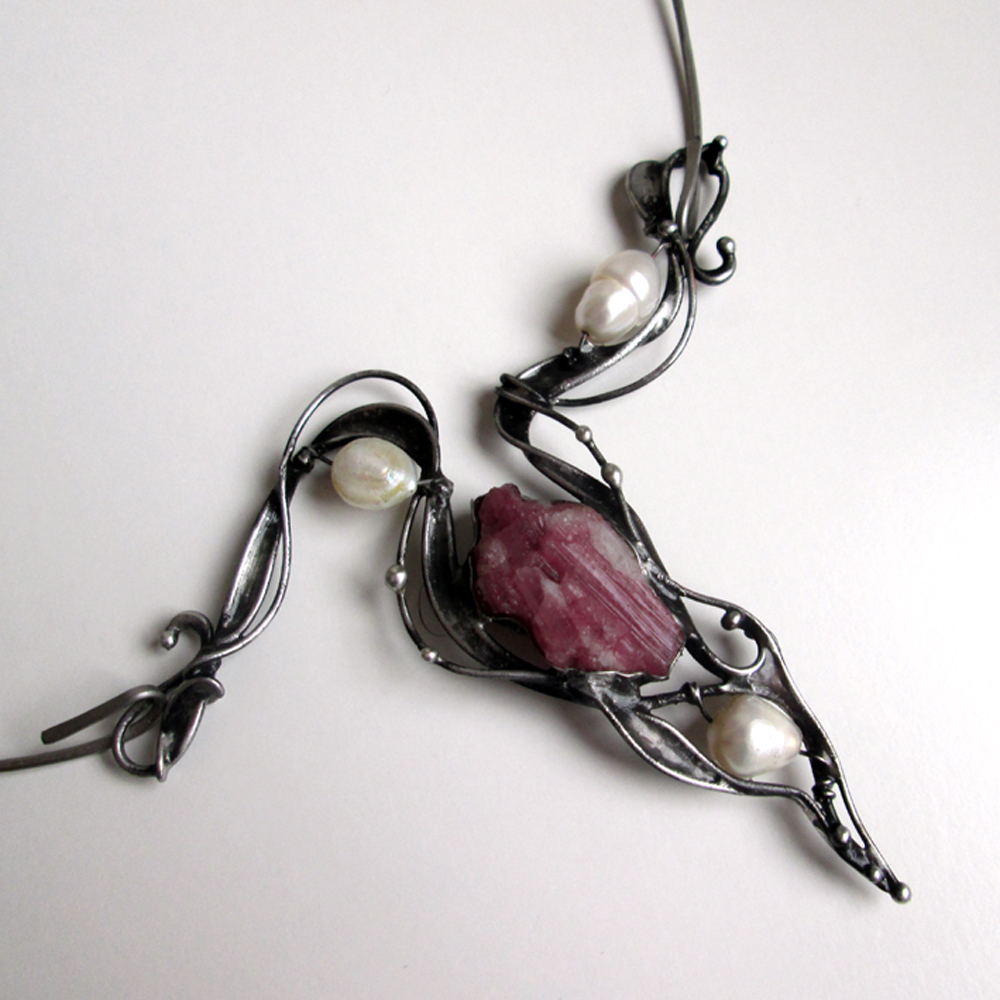 Surový rubín a perly