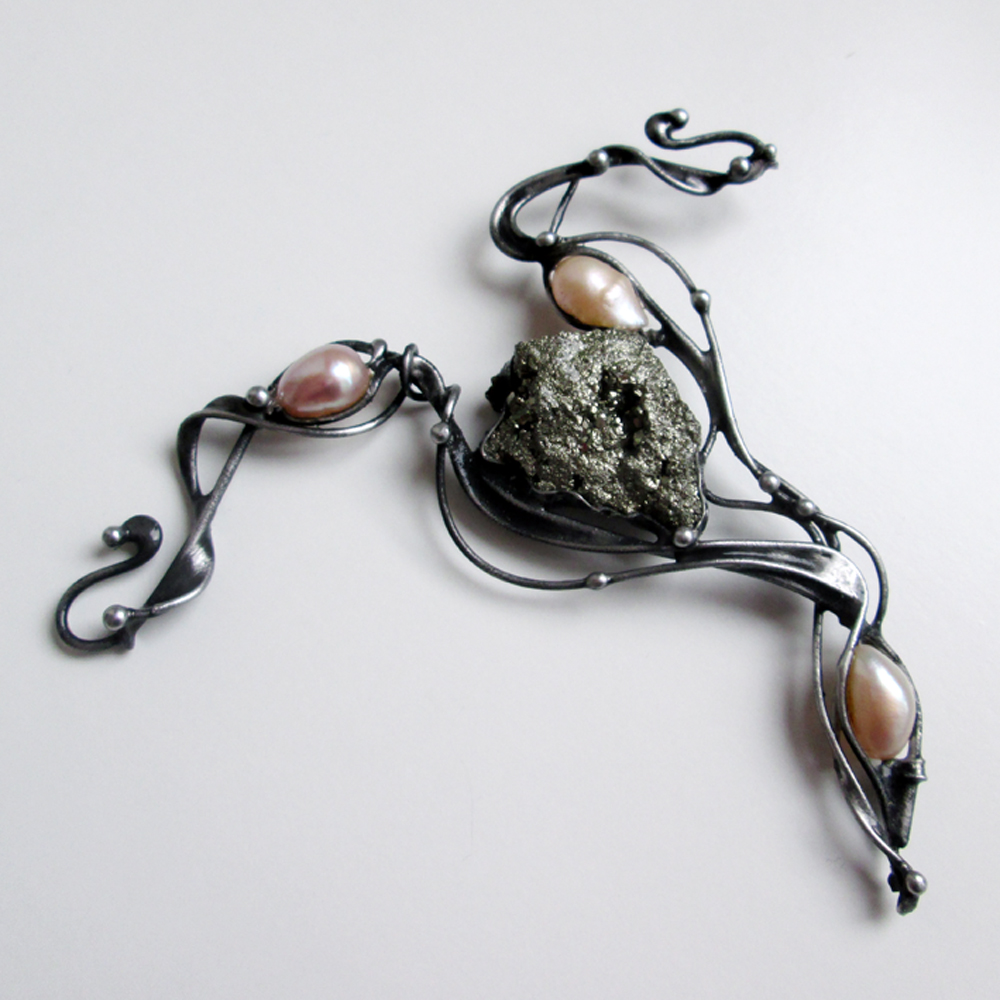 Surový pyrit a perly