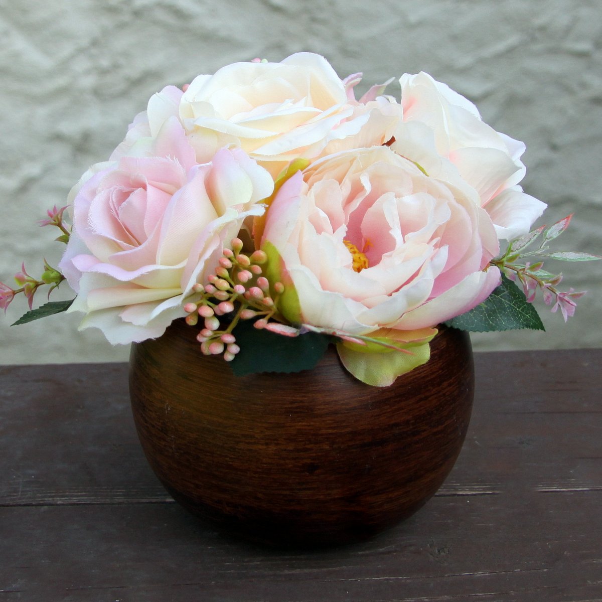 Růžové pivoňky a růže v čokoládové kouli_dekorace na stůl