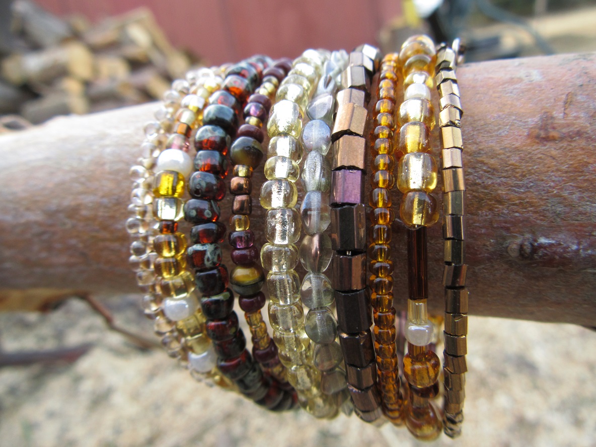 Náramek hnědozlatý