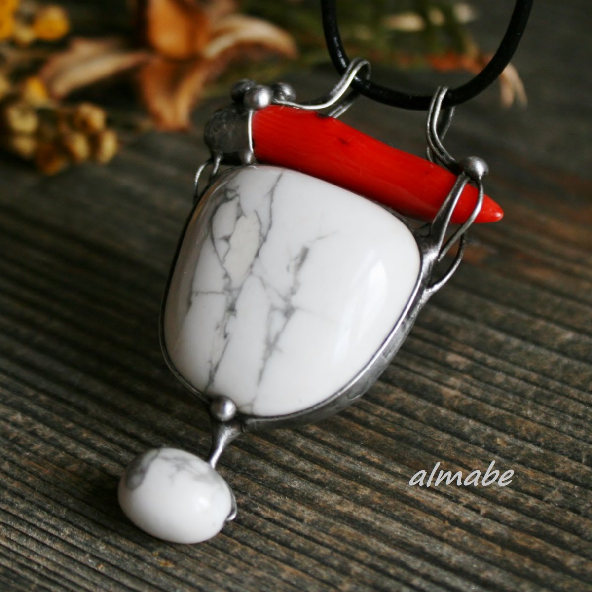 Souznění (howlit, korál) 