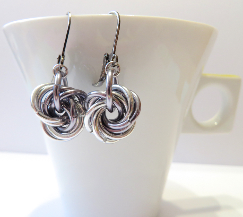 Zamotané uzlíky šedivé