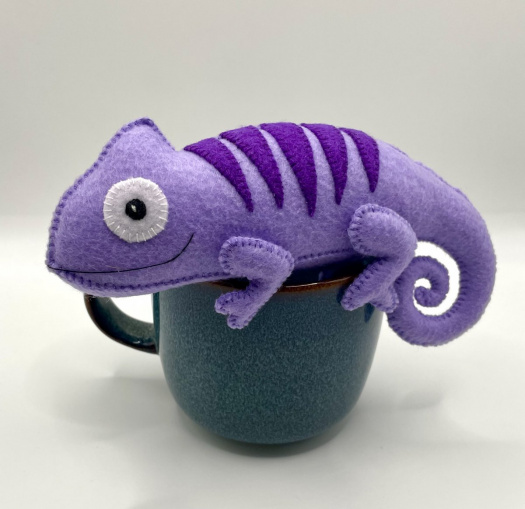 Chameleon - fialový - dekorace z filcu