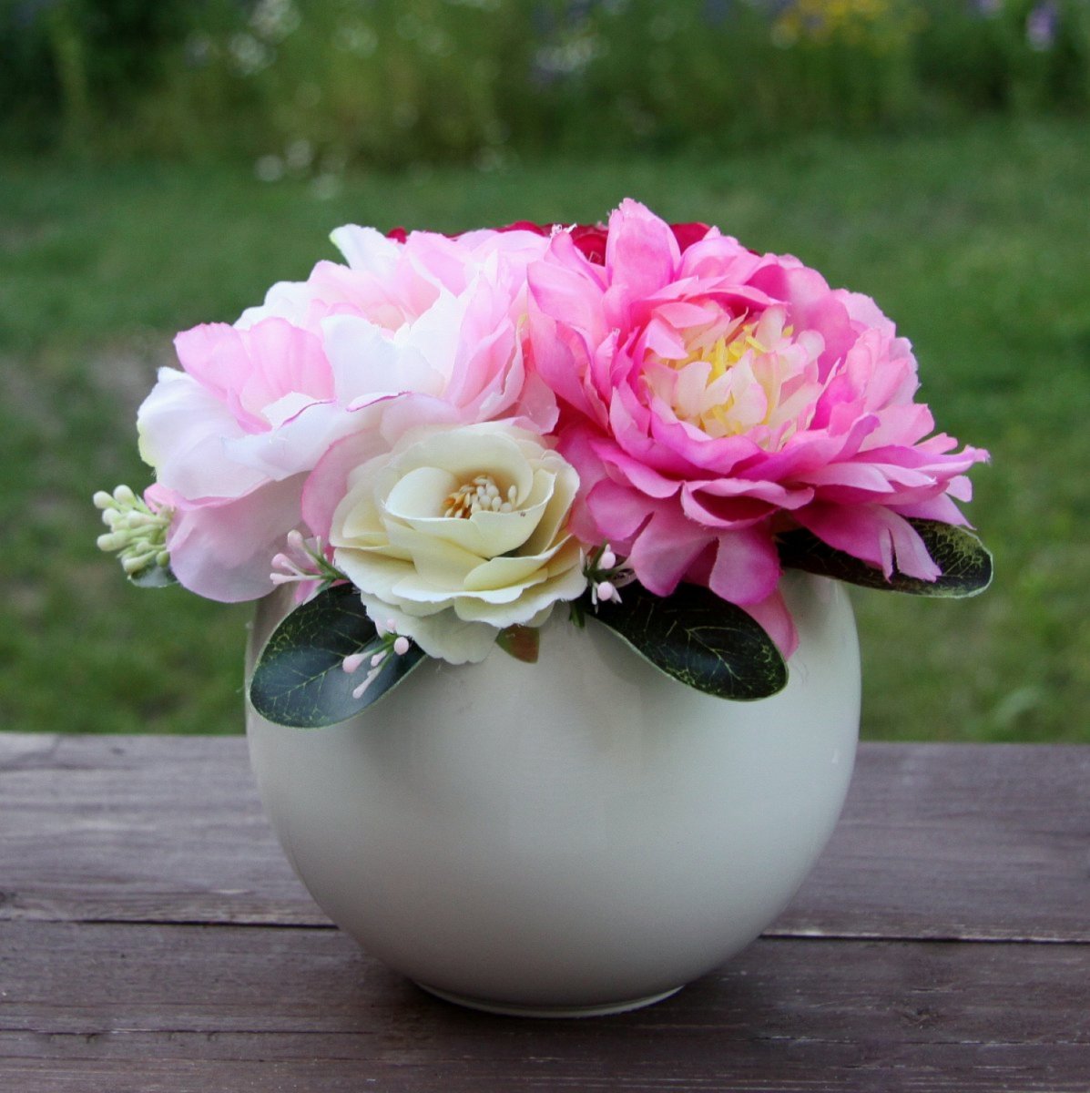 Kytice pivoněk v bílé keramické kouli