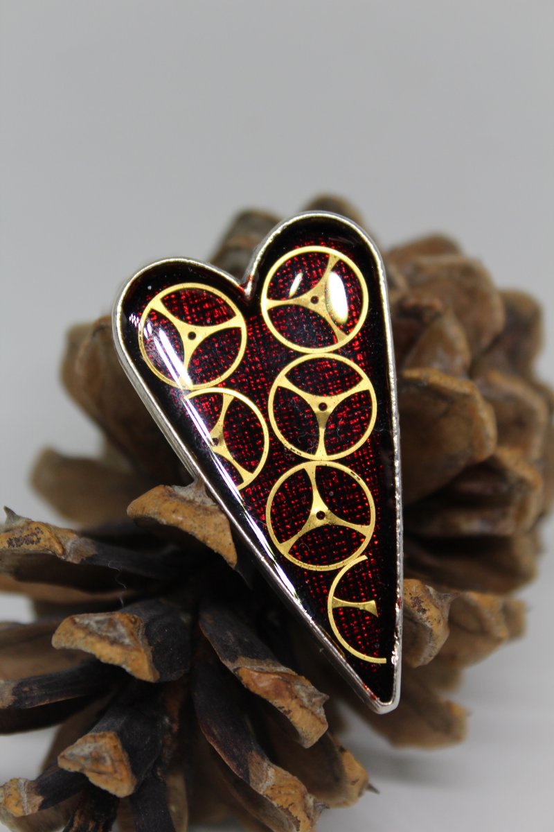 Steampunková brož - červené srdce