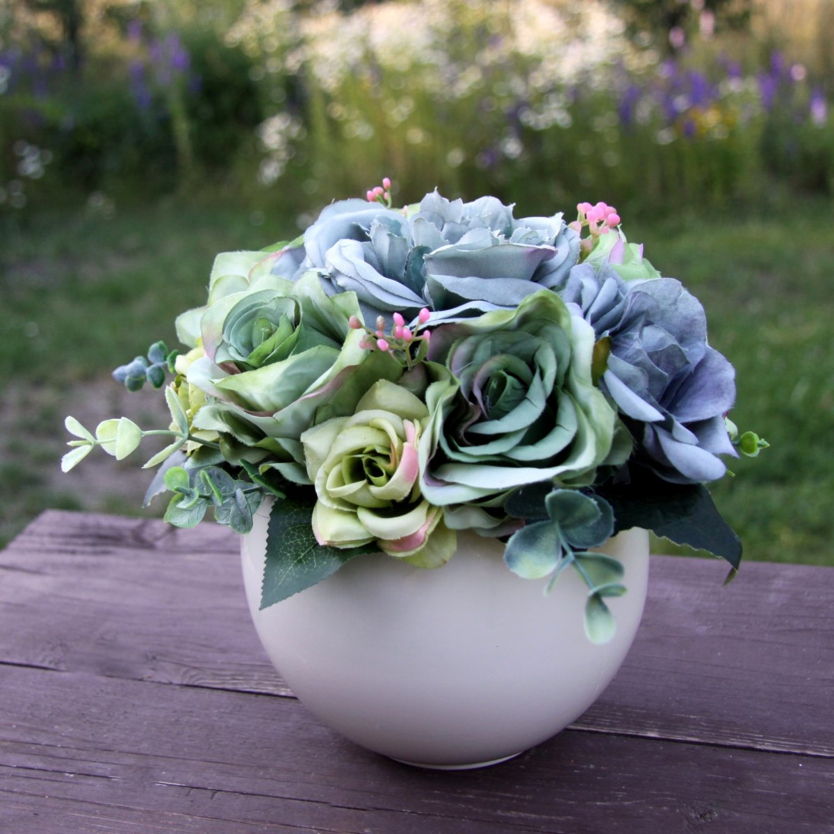 Šedozelené růže v bílé lesklé kouli_dekorace na stůl