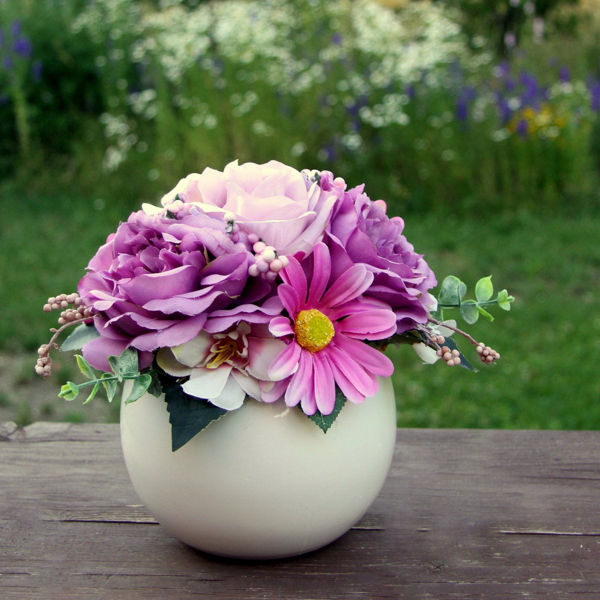 Starorůžové růže v bílé keramické kouli